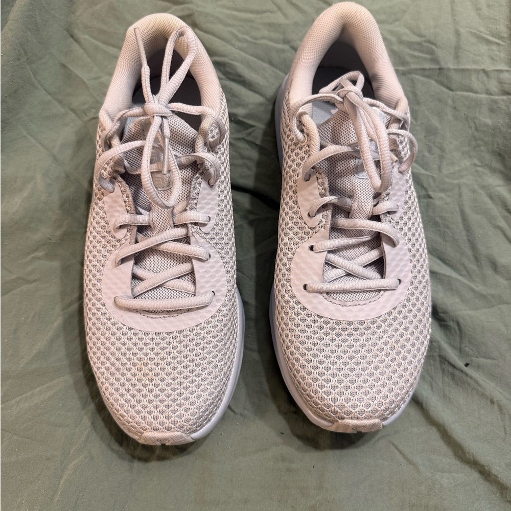 Under Armour Women's Light Gray Athletic Shoes